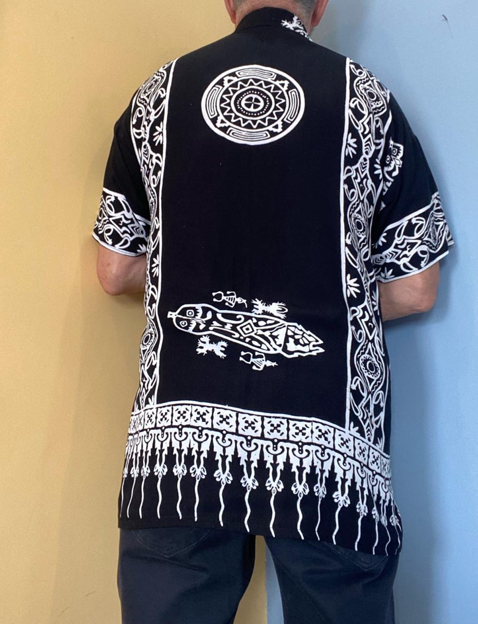 Camisa em viscose com estampa tribal