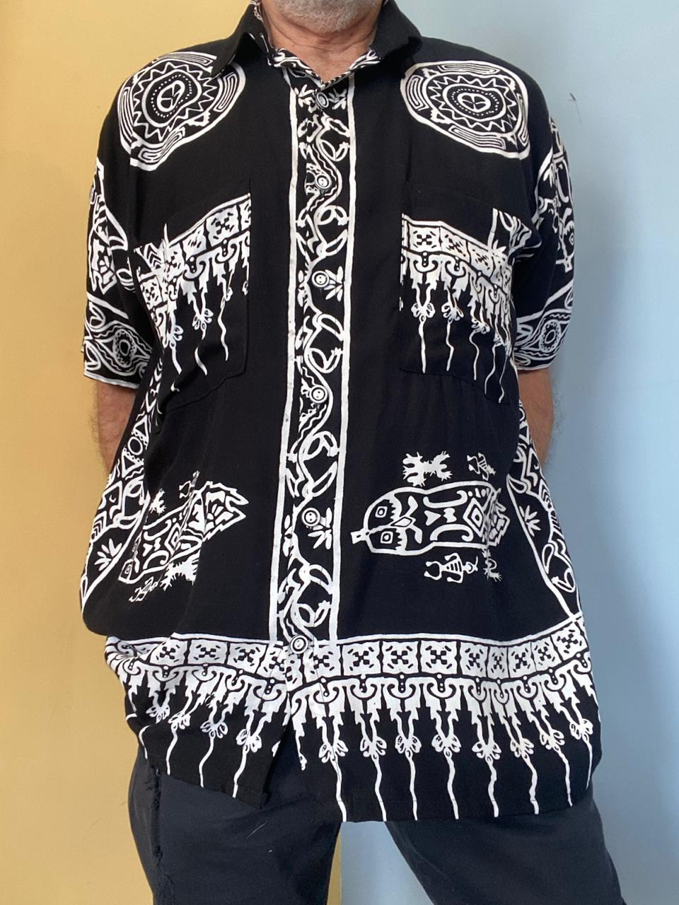 Camisa em viscose com estampa tribal