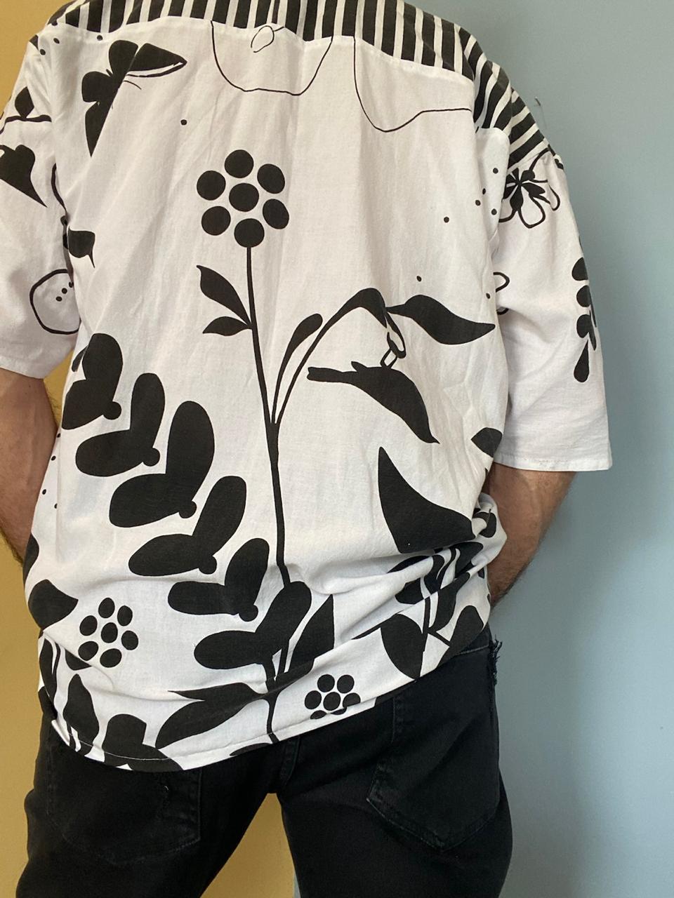 Camisa em viscose com estampa floral e gráfica