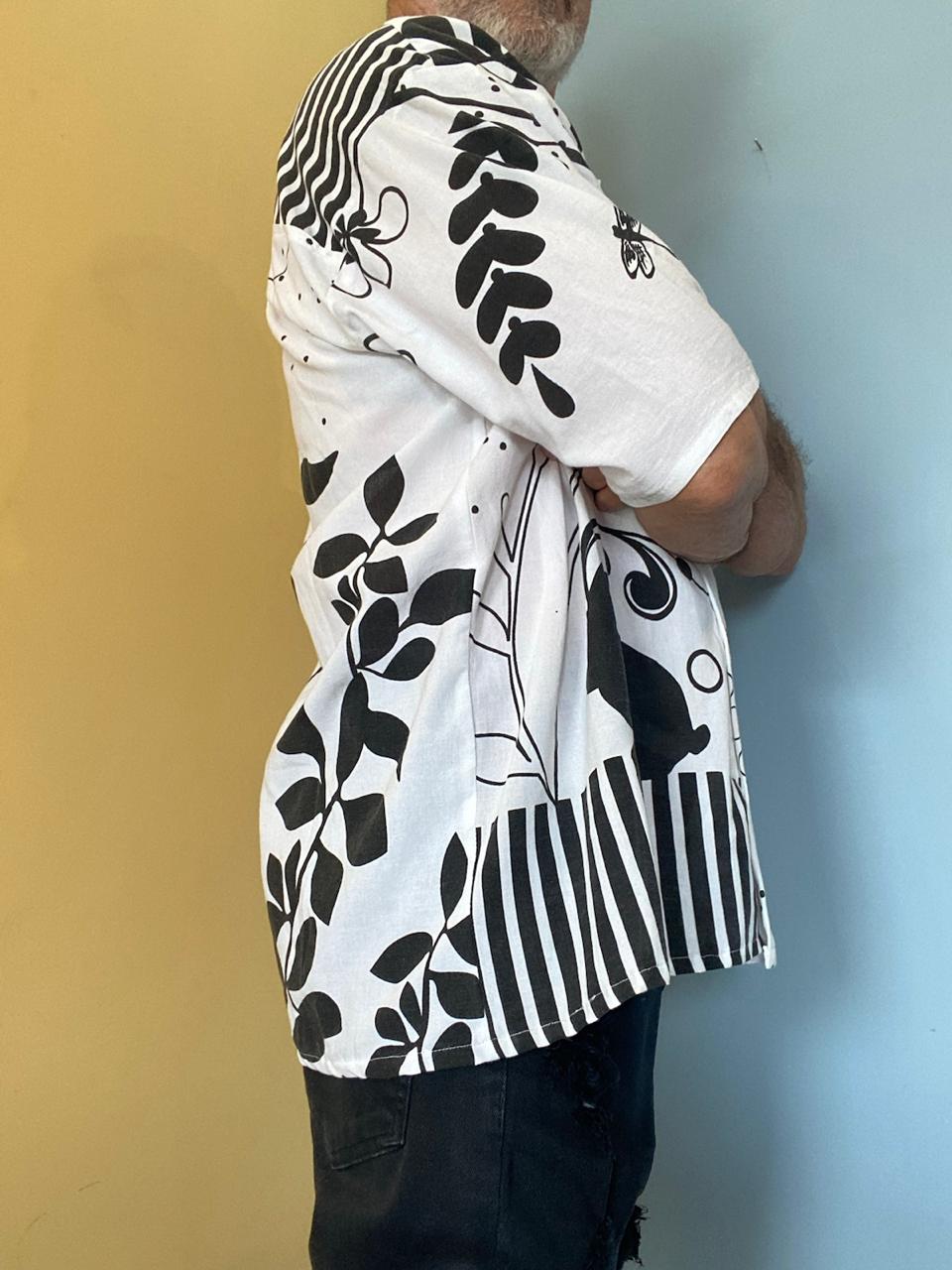 Camisa em viscose com estampa floral e gráfica